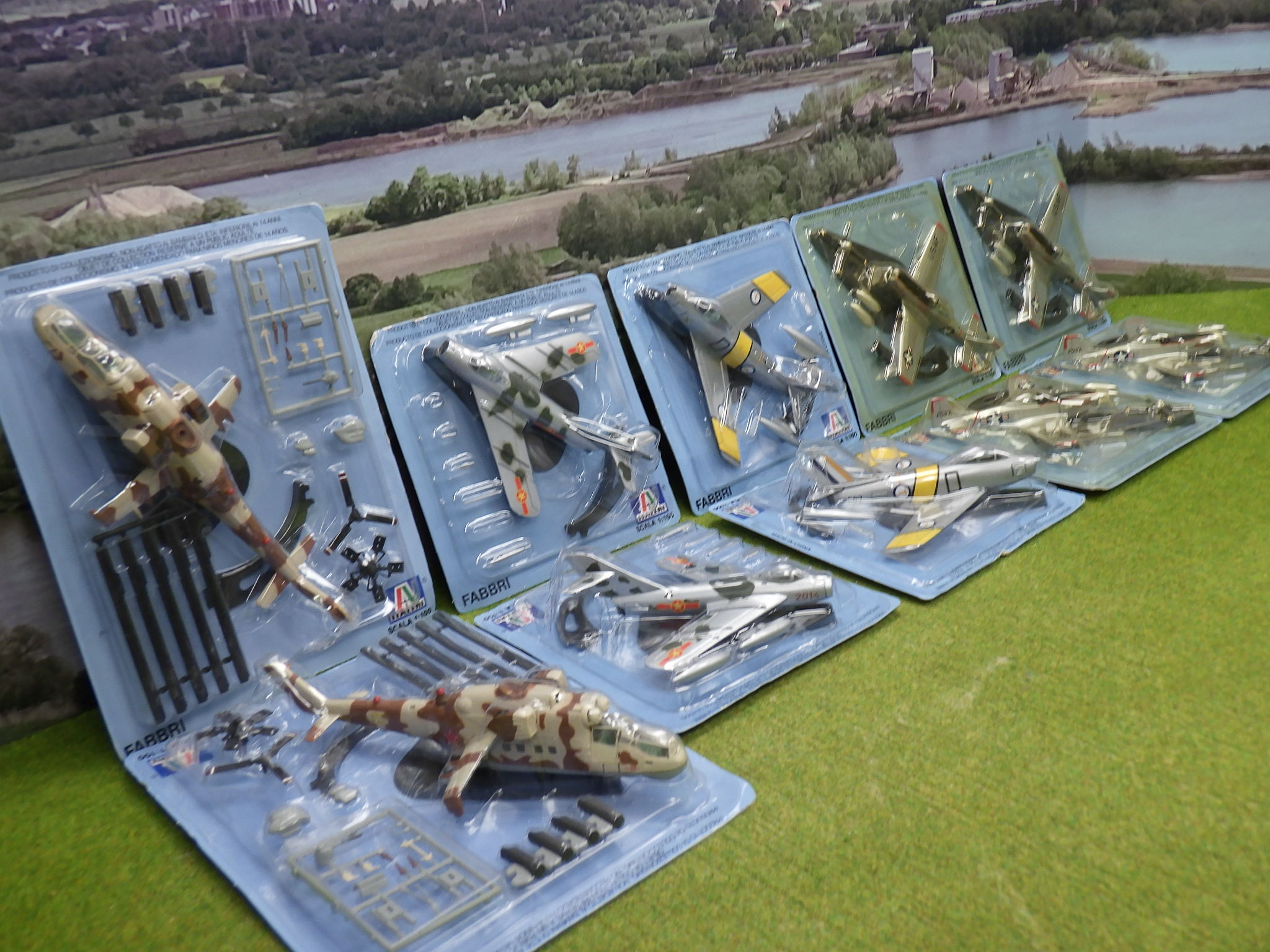 Italeri 1:100 Konvolut vers. Militärflugzeuge etc in OVP Produktbild 3